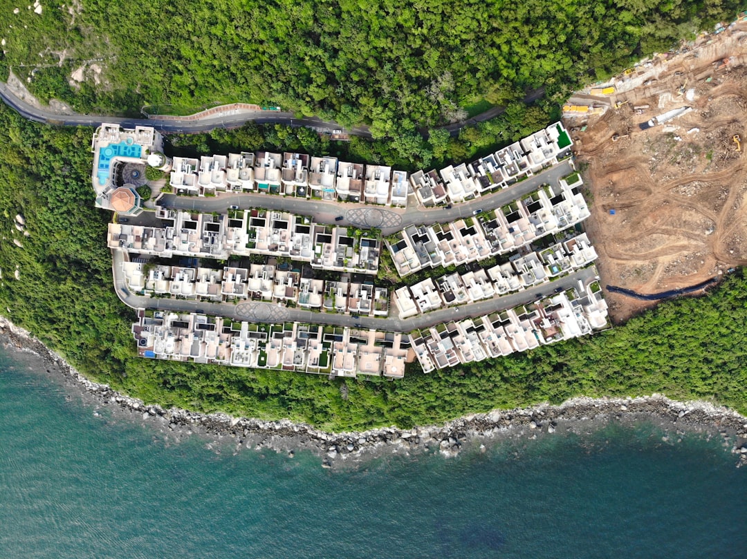 Imobiliária em Ubatuba Centro especializada em compra, venda e aluguel de imóveis. Encontre casas e apartamentos com atendimento profissional e segurança.